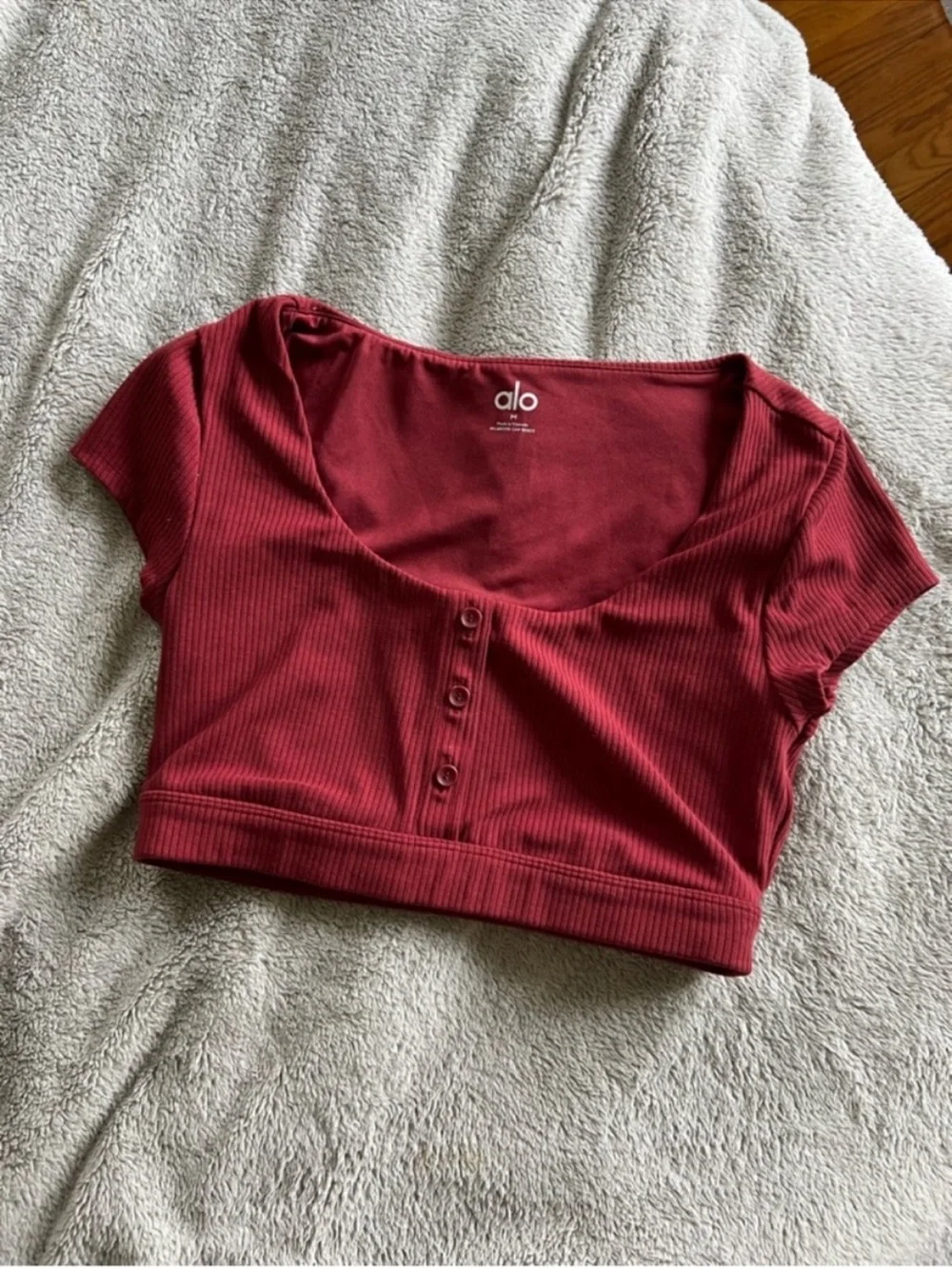 Alo Yoga Women’s Blissful Red Henley Crop Top Medium